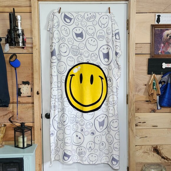 Smiley World 50" x 60" smiley throw blanket - Picture 7 of 13